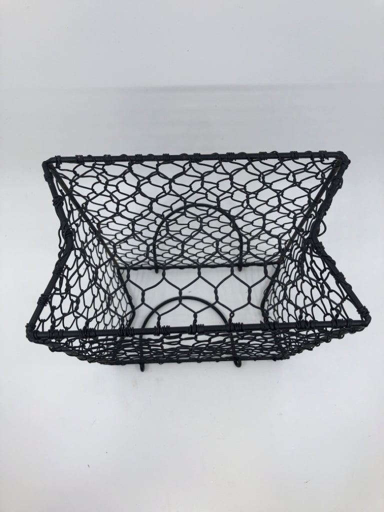 BLACK METAL WIRE BASKET.