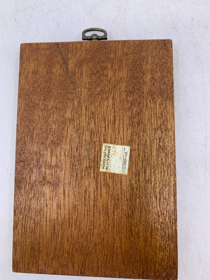 WOOD PLAQUE GIRL KISSING BOY ON CHEEK.