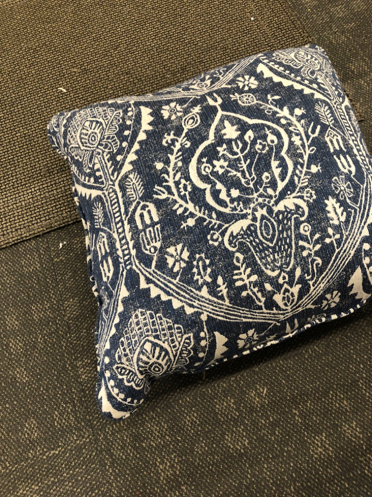 NAVY W/MEDALLION PRINT PILLOW.
