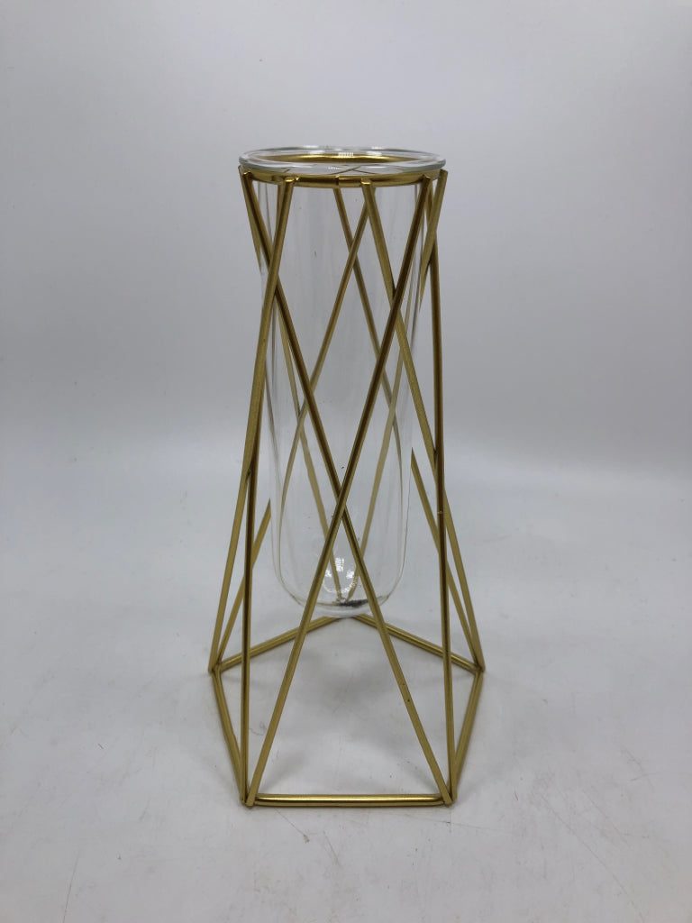 GLASS BUD VASE IN GOLD GEOMETRIC STAND.