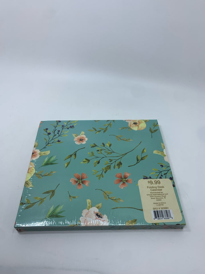 NIP FOLDING WEEKLY DESK PLANNER.