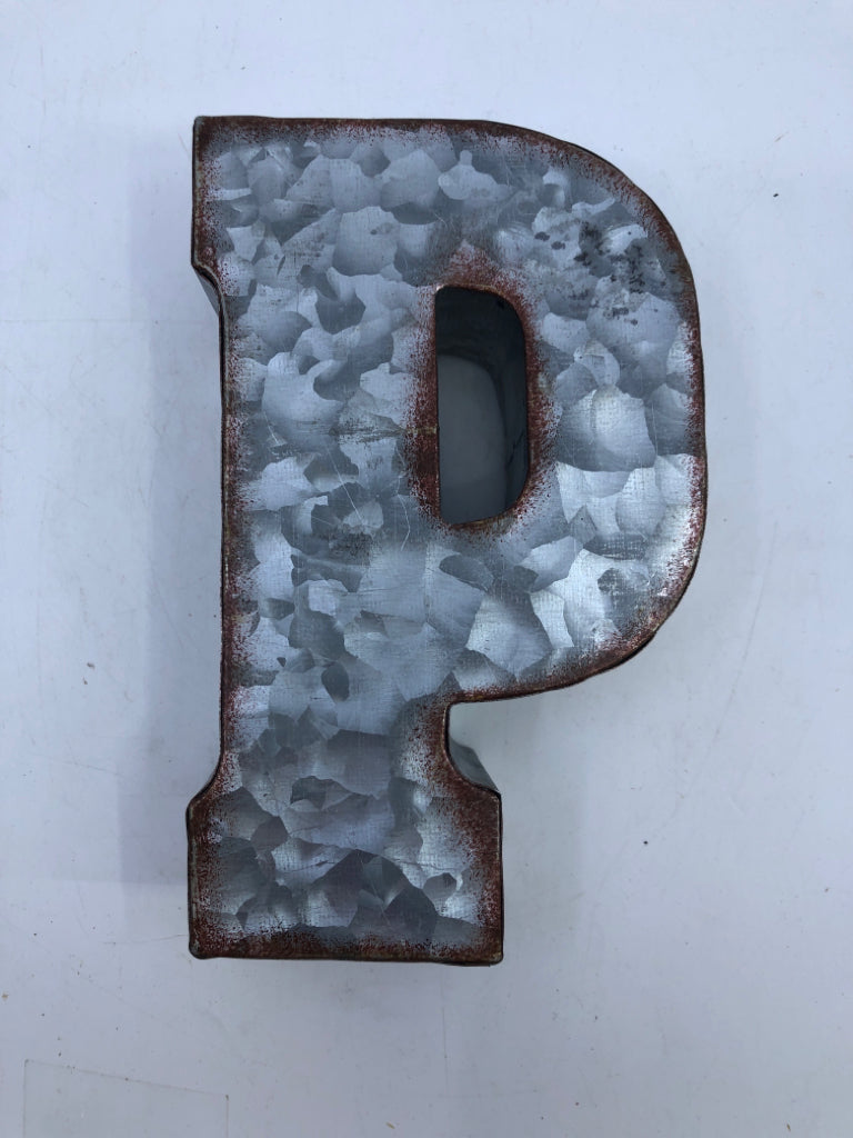 METAL "P" SHELF/WALL DECOR.