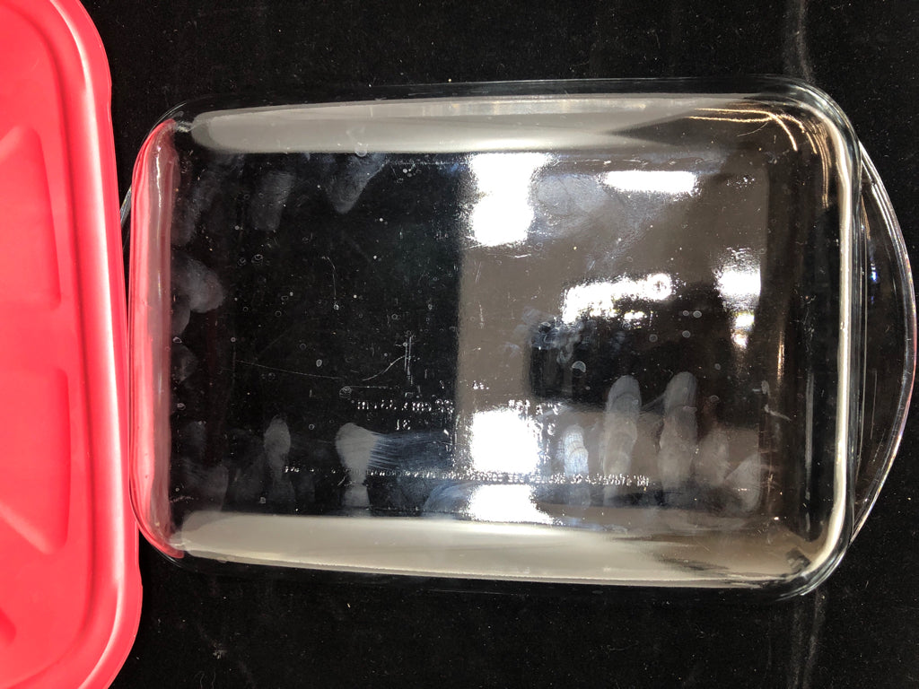 GLASS BAKING DISH W/SILICONE LID.