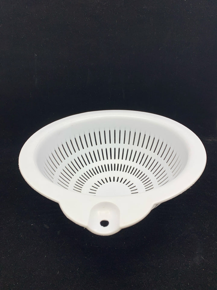 WHITE PLASTIC STRAINER.