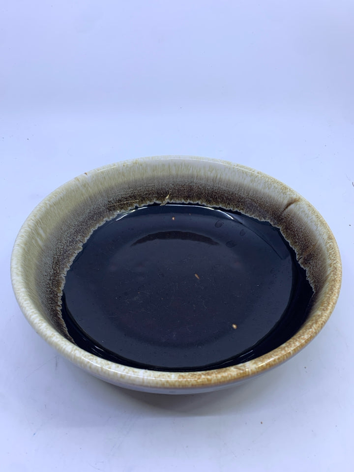 MEDIUM BROWN AND CREAM POTTERY SERVING BOWL.