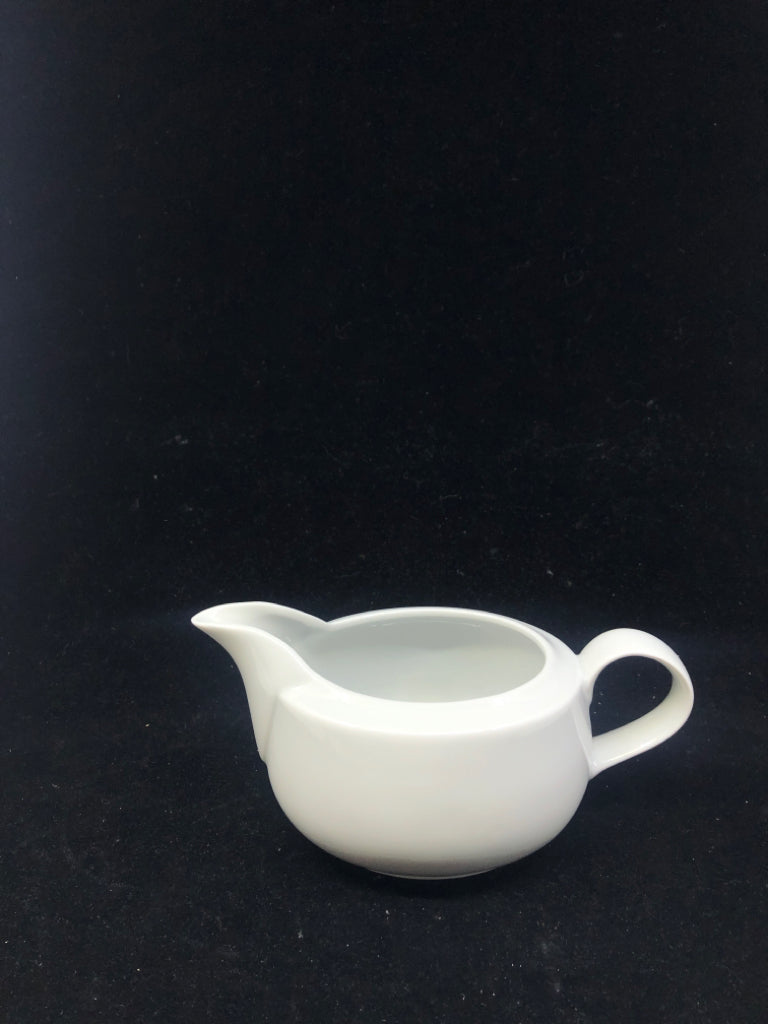 WHITE PORCELAIN GRAVY BOAT.