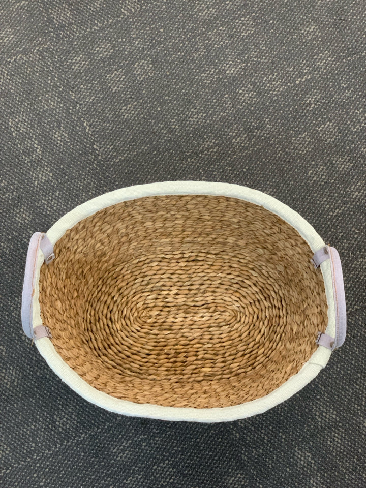 WOVEN BASKET W/CLOTH RIM.