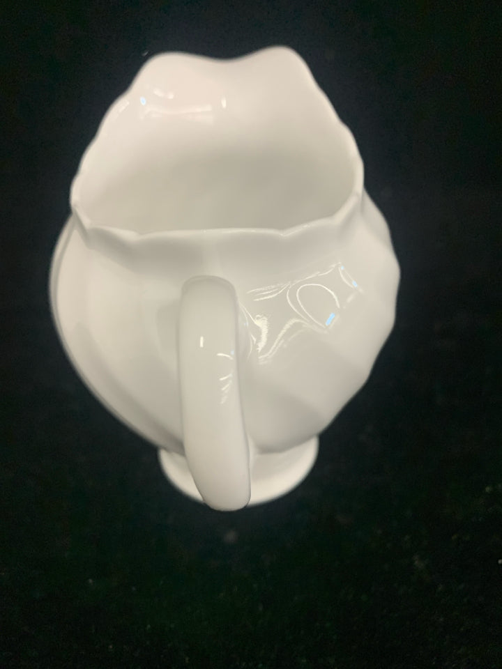 VTG SMALL WHITE SLIGHT RIB CREAMER.