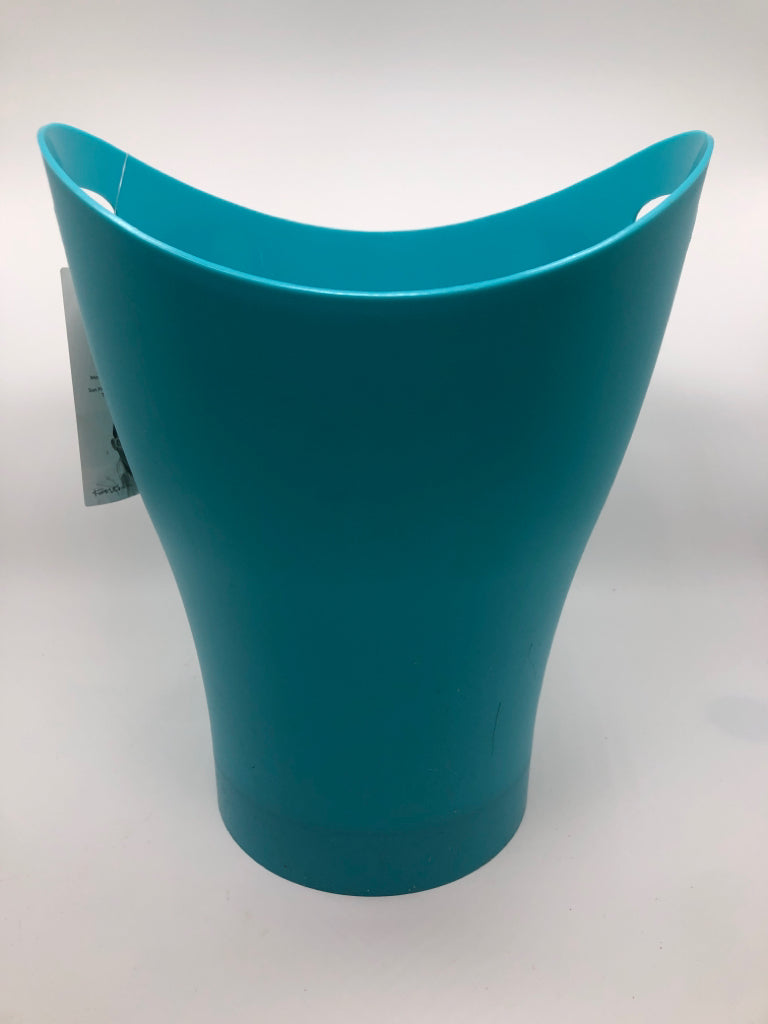TEAL PLASTIC TRASH CAN.