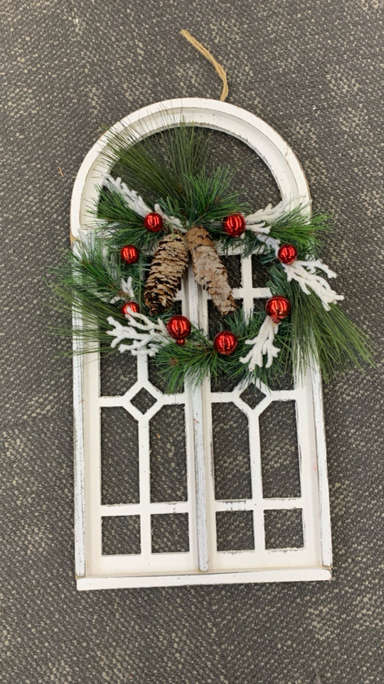 SM WINDOW PANE W/CHRISTMAS WREATH.