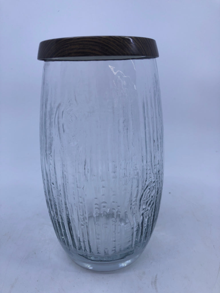 CLEAR RIBBED JAR W/LID.