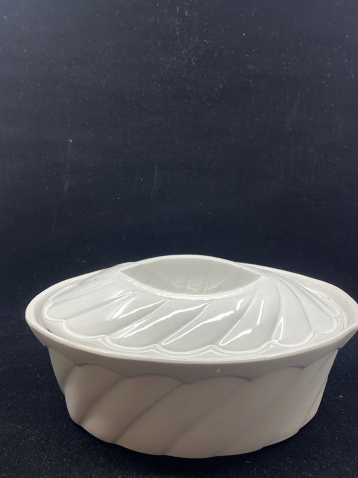 WHITE RIBBED STONEWARE OVAL COVERED CASSEROLE.