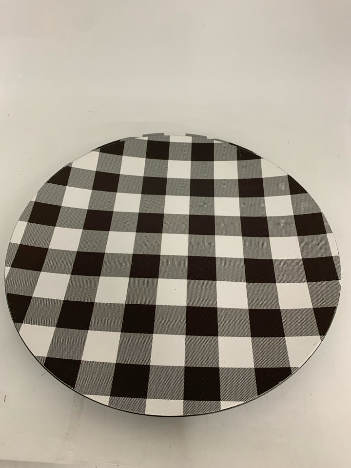 6 BUFFALO PLAID PLASTIC PLATE CHARGERS.