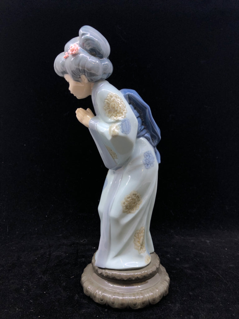 LLADRO WOMAN BOWING IN BLUE KIMONO.