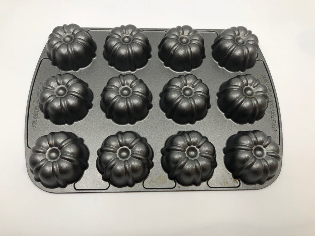 ALUMINUM BUNDT FLUTED MUFFIN PAN