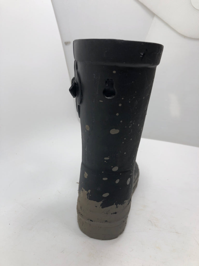 MUDDY RAIN BOOT VASE.