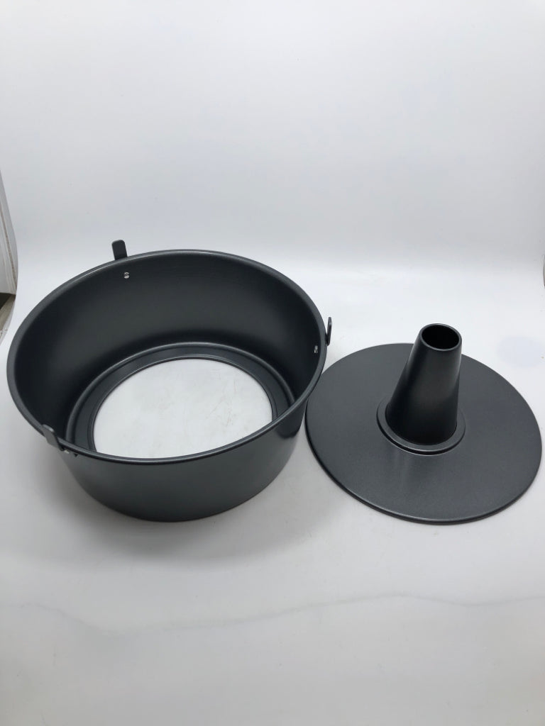 ANGEL FOOD CAKE MOLD W/ COOLING FEET.
