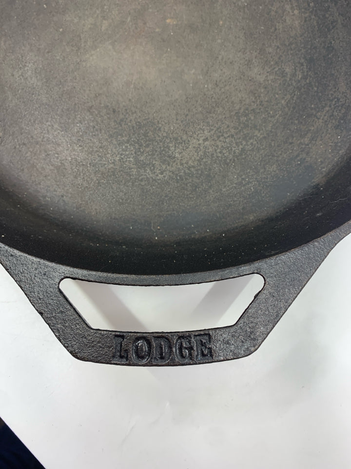 LARGE LODGE CAST IRON PAN.