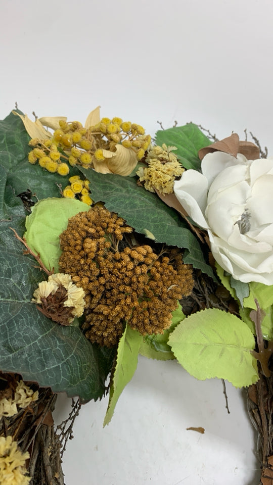 MIXED DRIED FLORALS WREATH.