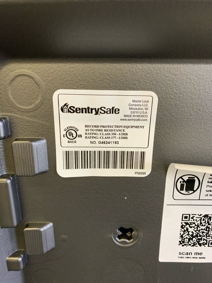 SENTRY SAFE RECORD PROTECTION FIRE RESISTANCE BOX W/ 2 KEYS.