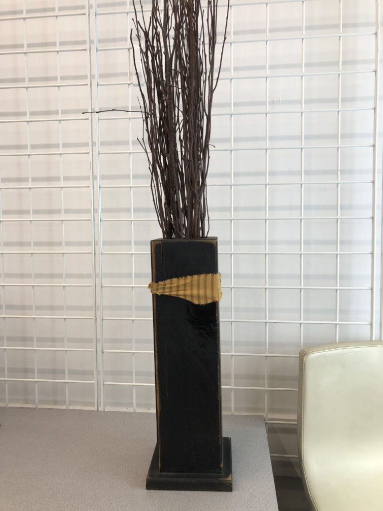 PRIMITIVE TWIG DECOR IN WOODEN VASE.
