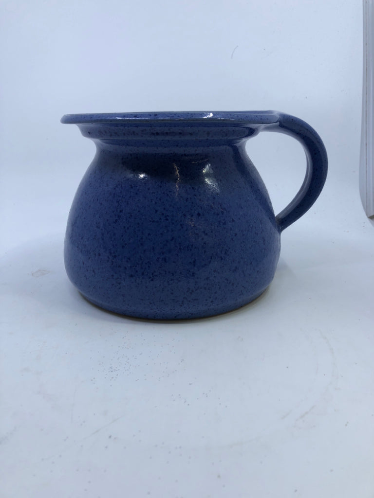 BLUE POTTERY CROCK W/ HANDLE.