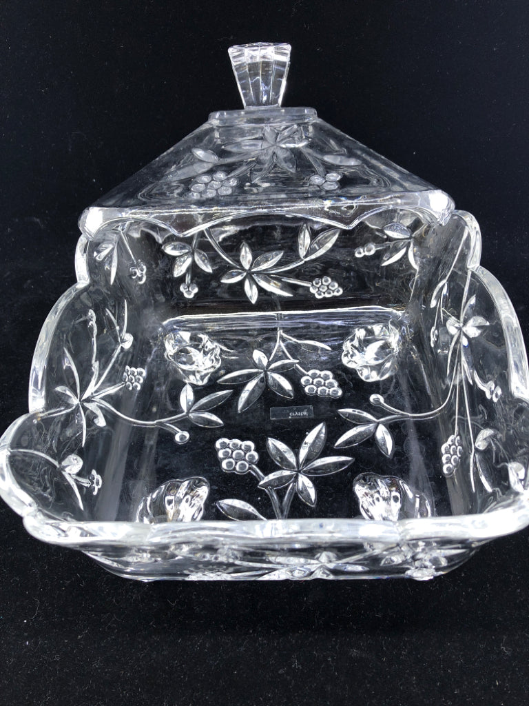 FOOTED COVERED GLASS CANDY DISH.