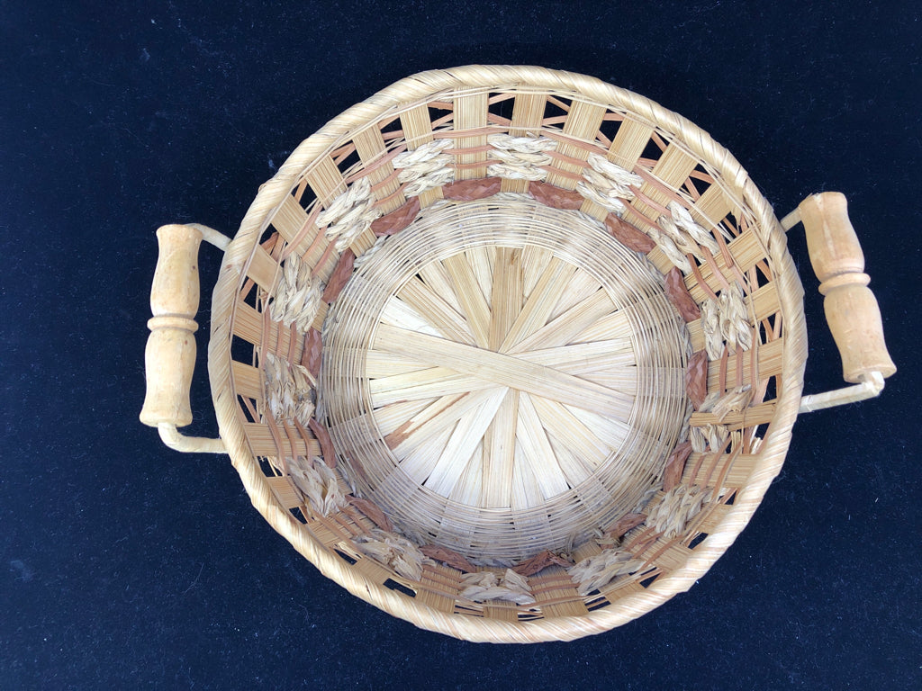 2 TONED WICKER BASKET W/WOOD HANDLES.