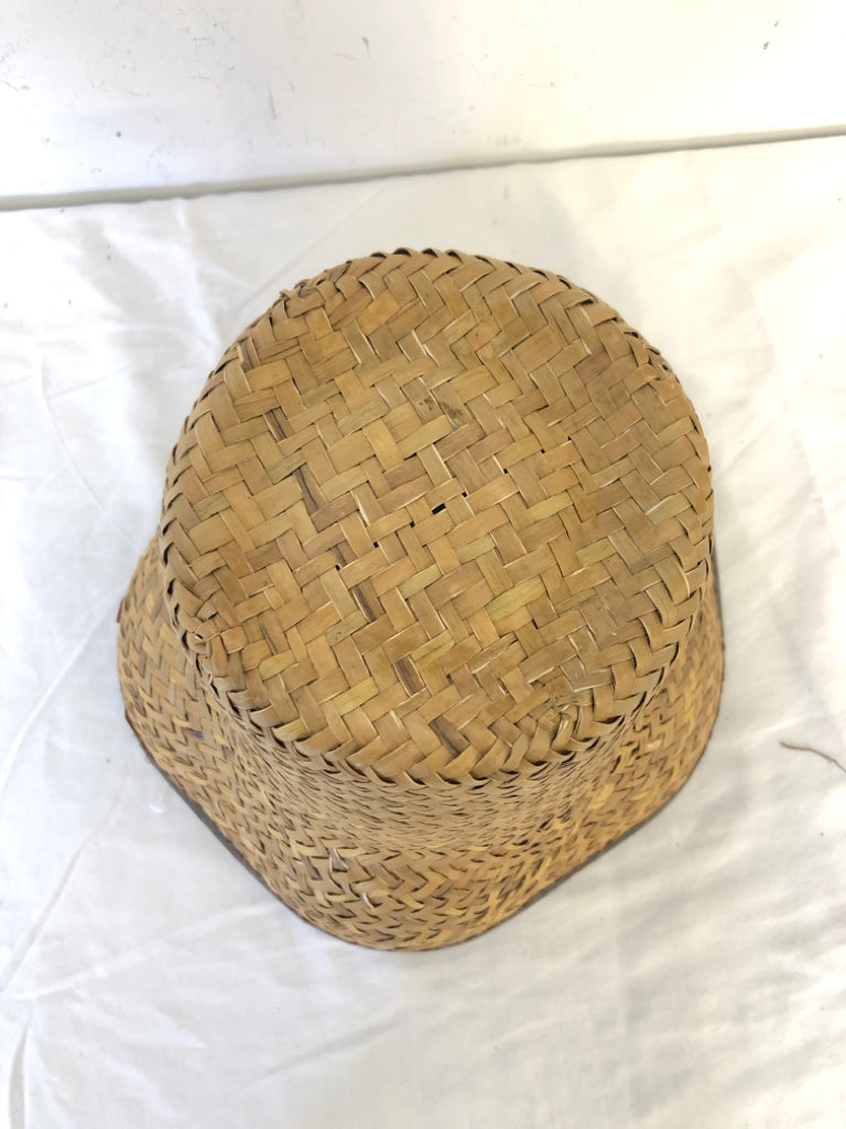 WICKER PLANTER BASKET W/LINER.