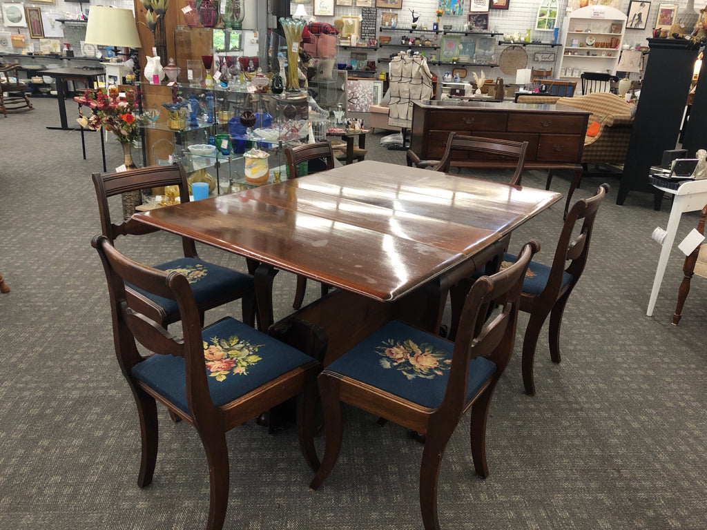 DARK WOOD TABLE W 6 CHAIRS 2 LEAVES.