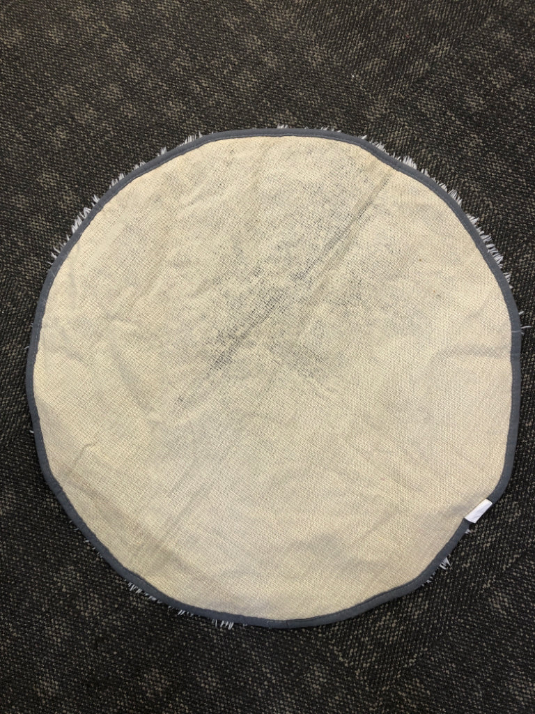 SMALL GREY ROUND SHAG RUG.