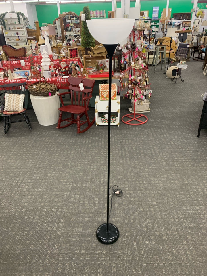 SKINNY BLACK FLOOR LAMP.