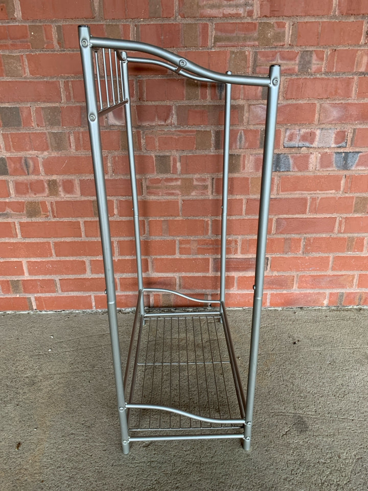 GREY METAL TOWEL RACK W/BOTTOM SHELF.