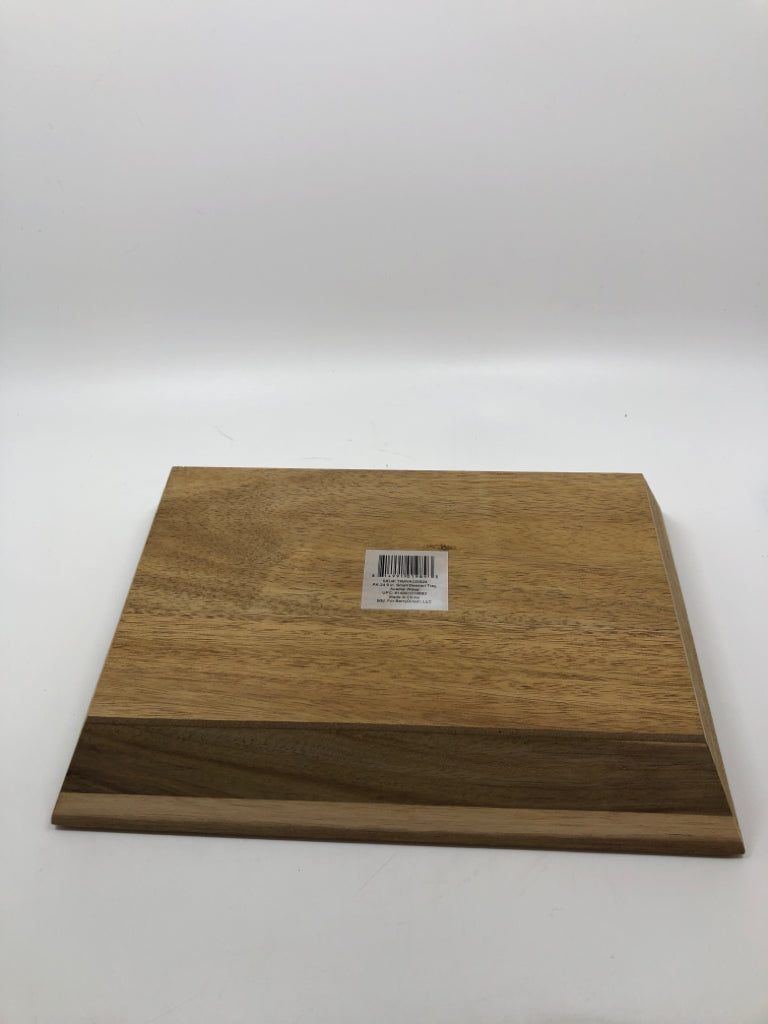 SM WOODEN TRAY W/RAISED SIDES.