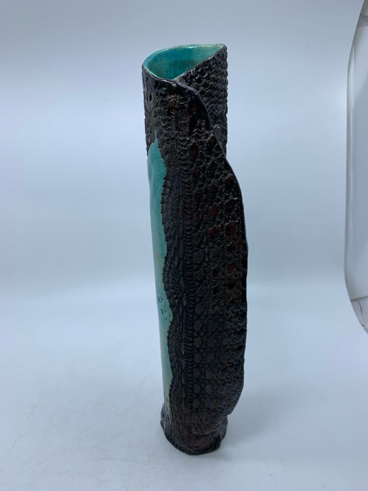 ABSTRACT TEAL/BLACK DETAILED VASE.