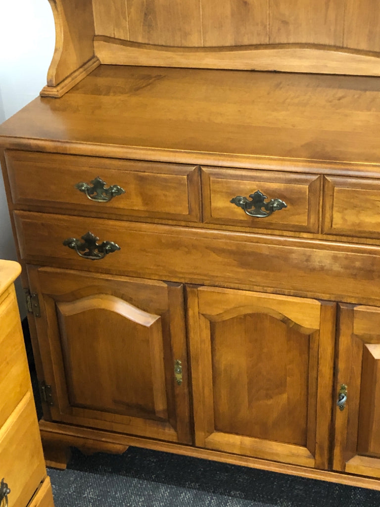 2PC VTG MAPLE BUFFET HUTCH.
