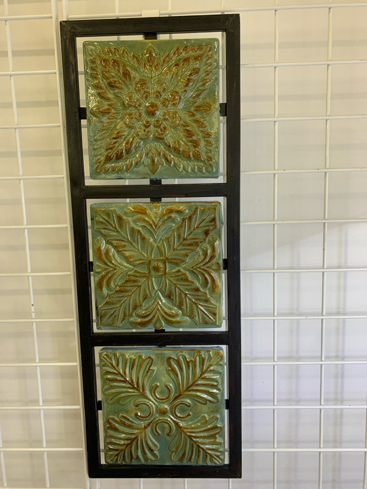 METAL GREEN TEXTURED TILE WALL HANGING.