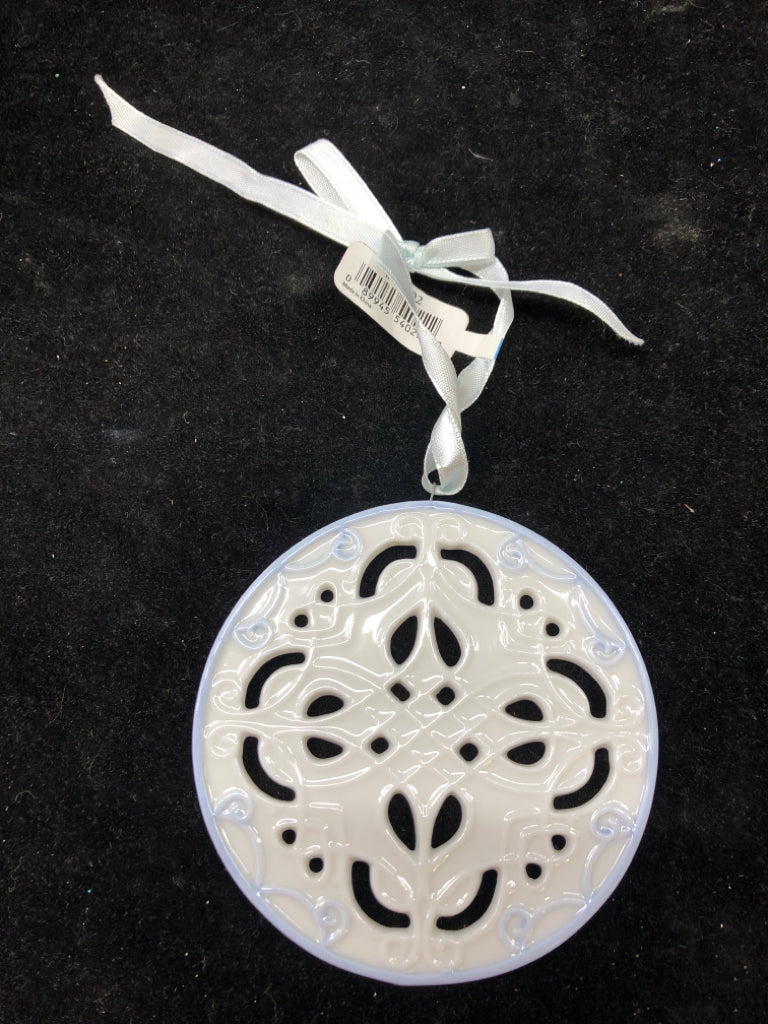 CERAMIC WHITE BLUE EDGE CIRCLE ORNAMENT.