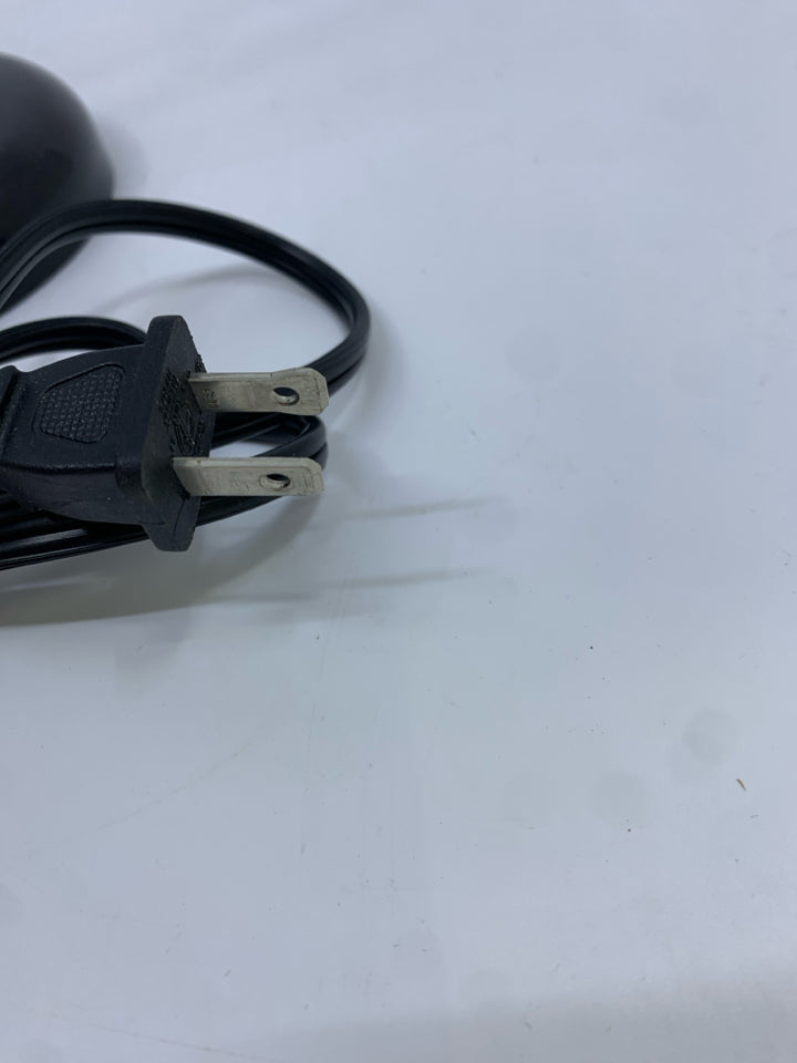 BLACK ADJUSTABLE DESK LAMP.