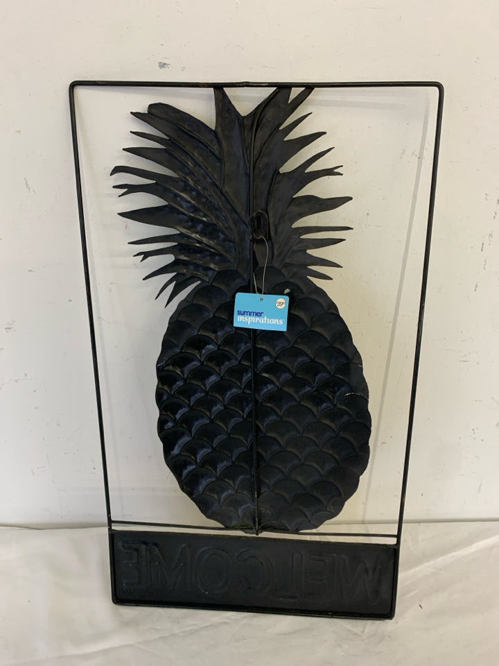 METAL PINEAPPLE WELCOME SIGN.