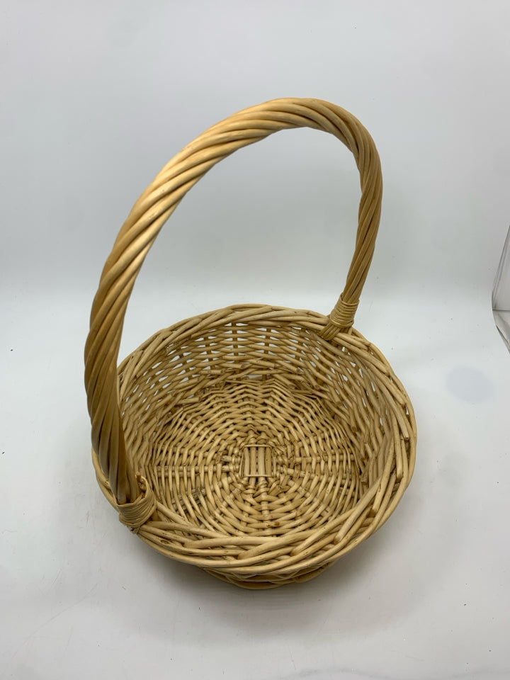 SM BLONDE WICKER BASKET W/HANDLE.