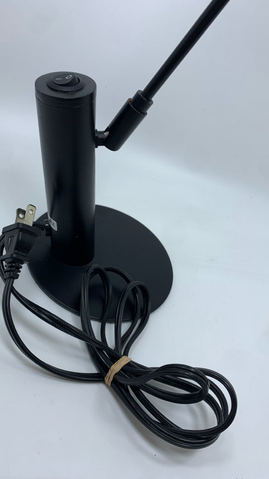 BLACK METAL LED DESK LAMP.