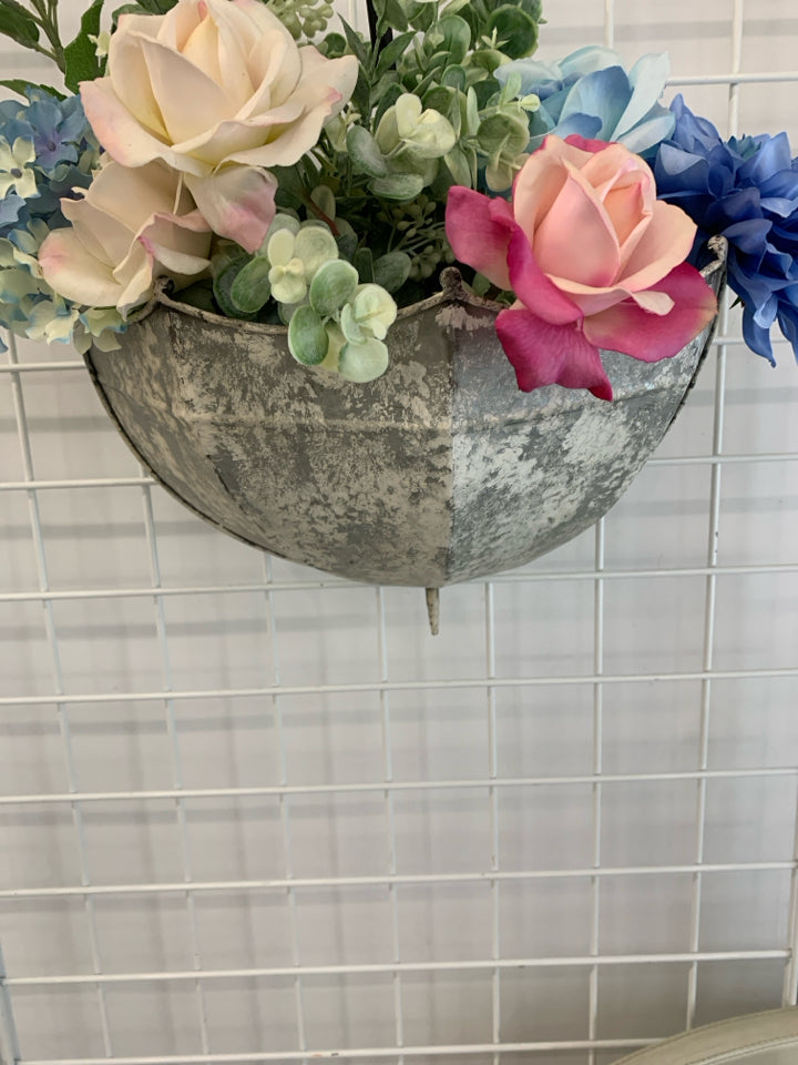 UMBRELLA SHAPED WALL BOUQUET.