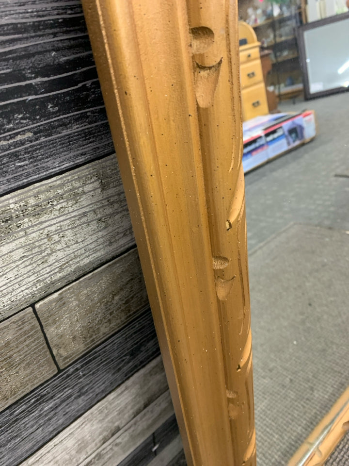 WOOD PAINTED GOLD MIRROR.