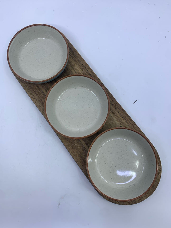 4 PC SHALLOW BOWLS SET TRAY W/ 3 BLUE+WHITE BOWLS.