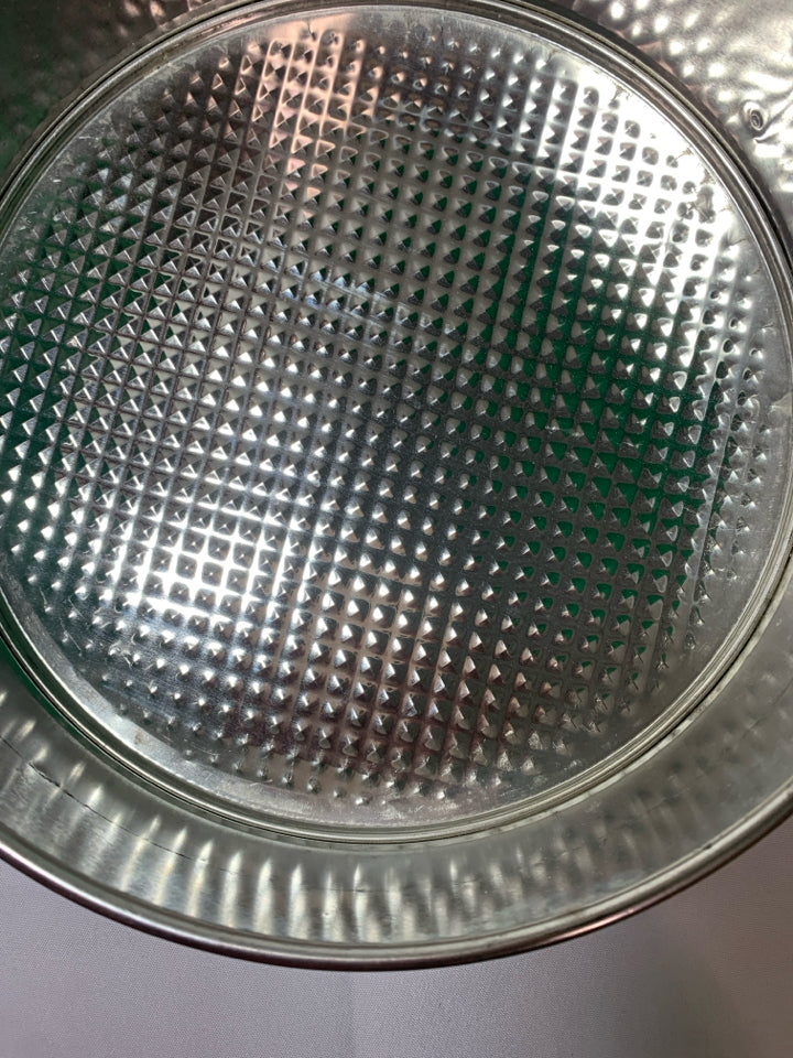 3 NESTING SPRINGFORM PANS.