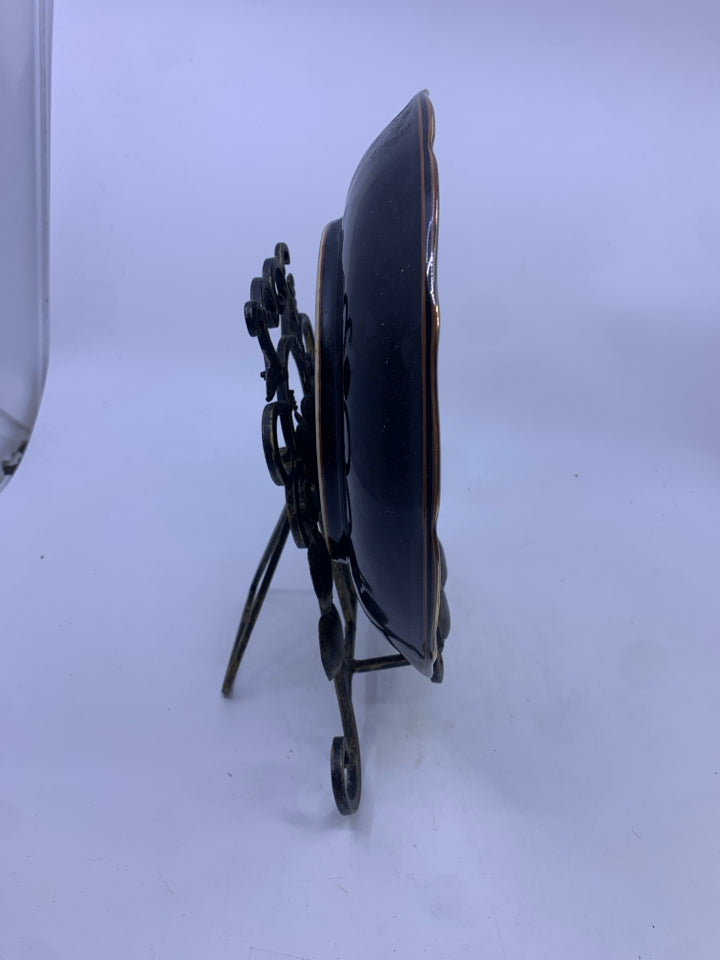 BLACK FLORAL PLATE IN METAL EMBOSSED STAND.