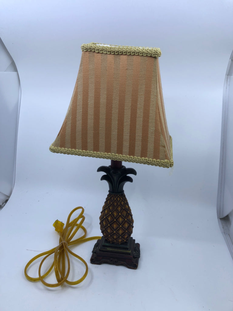 SMALL PINEAPPLE LAMP W SQUARE SHADE.