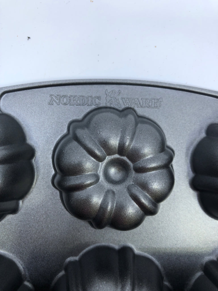 NIP MINI PUMPKIN CAKE PAN.
