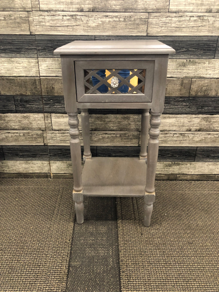 SMALL GREY END TABLE W MIRRORED DRAWER.